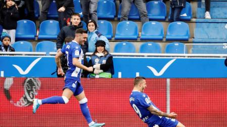 'Joselú' (d), celebra su gol con su compañero Lucas Pérez,