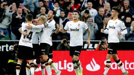 El centrocampista danés del Valencia Daniel Wass celebra su gol con sus compañeros.