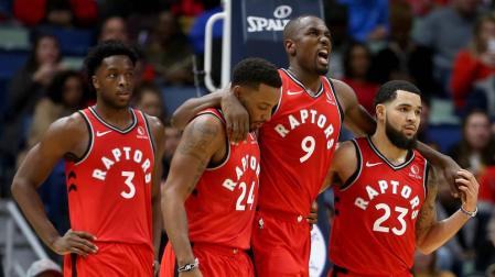 Ibaka es ayudado por sus compañeros tras su lesión.