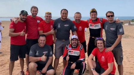 Fernando Alonso y Marc Coma junto a su equipo tras finalizar el Ula Neom Rally.