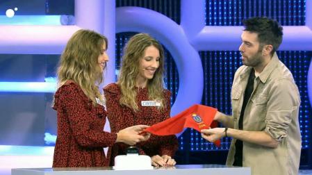Carla y Cintia Pueyo Borobia regalaron a Dani Martínez un pañuelico bordado con el escudo de Cortes