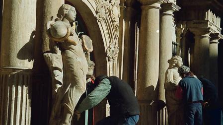 Reparación de las figuras en el año 2003.