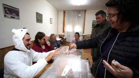 Un disfraz de oso y una pistola cargada, entre las 'sorpresas' de la jornada electoral