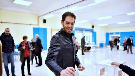 El cabeza de lista al Congreso de los Diputados por Navarra Suma, Sergio Sayas, votando en el colegio Los Sauces de Barañáin