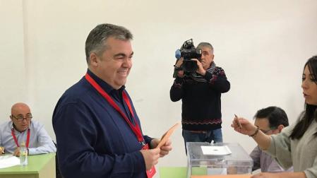 El cabeza de lista del PSN al Congreso, Santos Cerdán, ha votado en Milagro