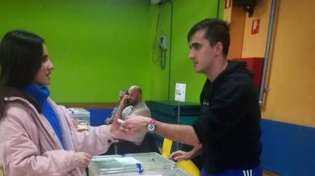 El estreno electoral de dos hermanos: él como presidente de mesa y ella como votante