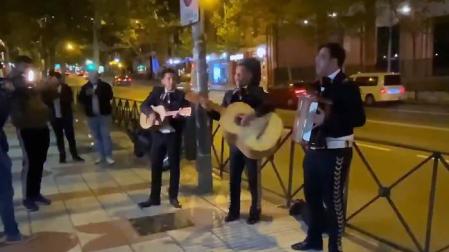 Tres mariachis pagados por usuarios de Forocoches entonan el 'Cielito lindo' en la sede de Cs