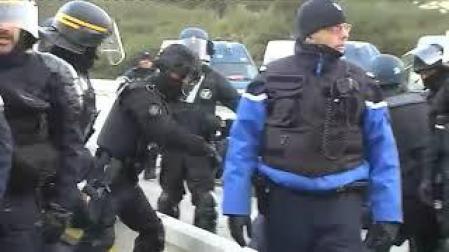 Los antidisturbios franceses desalojan a los independentistas en La Jonquera
