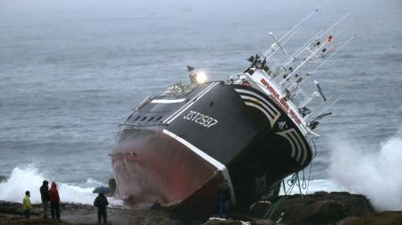 Muere un marinero al embarrancar un pesquero en Porto do Son (A Coruña)