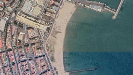 Vista aérea de la playa de los Cárabos, en Melilla, donde se produjo presuntamente la agresión.