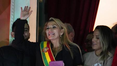 La senadora de la oposición Jeanine Áñez asume la presidencia de Bolivia