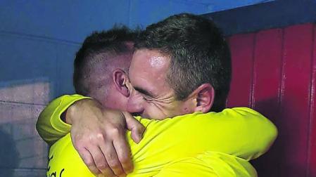Rafa Bericat se abraza con su segundo y amigo Miguel Fernández.