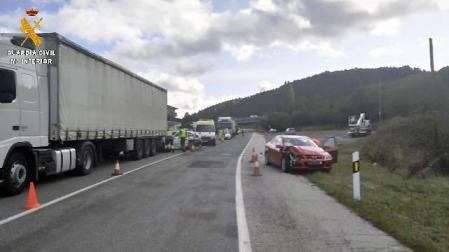 Dos heridos leves en un accidente entre tres coches y un camión a la altura de Iza