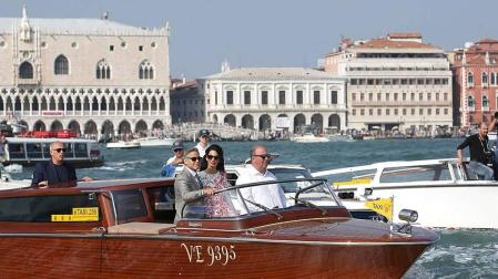 La nueva pareja de moda, recién casada, paseó su amor por los canales de Venecia.
