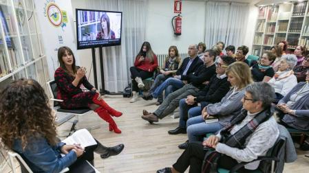 Dolores Redondo desvela claves de su escritura en el Club de Lectura de Diario de Navarra