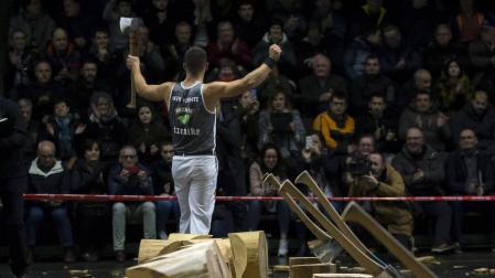 Iker Vicente, pentacampeón de Navarra de aizkora