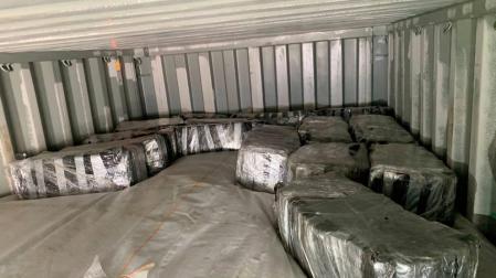 Imagen del contenedor con los paquetes de droga intervenida.