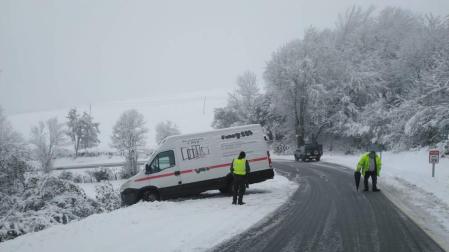 Una furgoneta sufre una salida de la vía en la N-135, en Erro