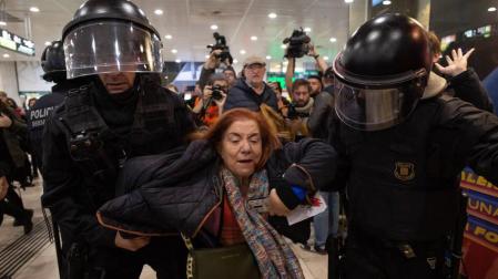 Los Mossos desalojan a un centenar de independentistas del vestíbulo de Sants