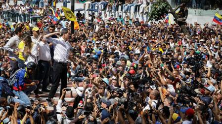Guaidó llama a "insistir" hasta que los militares den la espalda a Maduro