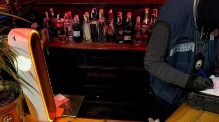 Dos bares de Pamplona, denunciados por venta a menores y exceso de aforo