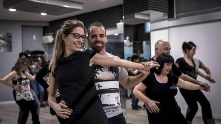 De reducto para la mediana edad a una actividad compartida por miles de personas de diferentes generaciones. Y no es una moda. Sus coreografías forman parte del ocio nocturno de Pamplona desde hace años