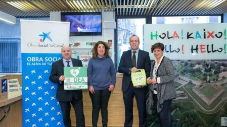 CaixaBank entrega el primero de los cuatro desfibriladores que va a donar a Pamplona