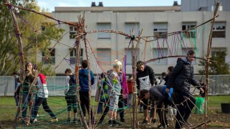 Más de 230 escolares exponen sus obras en el entorno del lago de Mendillorri