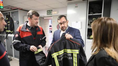 El consejero Remírez visita los parques de bomberos de Trinitarios y Cordovilla