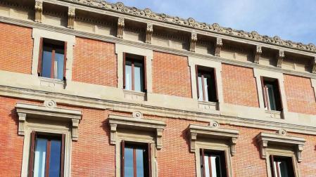 Navarra Suma critica la colocación de una bandera republicana en el Parlamento