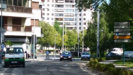 Quejas ciudadanas: señales equivocadas y una farola 'intermitente' en Pamplona