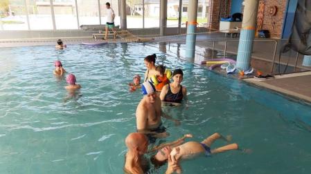 Relajación en familia en la piscina de Aspace