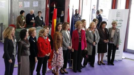 Las reinas Letizia y Sofía han visitado el rastrillo benéfico que cada año organiza la ONG Nuevo Futuro, cuya presidenta de honor es la infanta Pilar de Borbón, hermana del rey Juan Carlos, donde han hecho varias compras y les han hecho varios regalos.