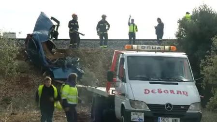 Dos personas fallecidas en una furgoneta tras ser arrolladas por un tren de mercancías