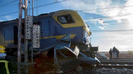 Dos muertos al arrollar un tren a una furgoneta en Manzanares (Ciudad Real)