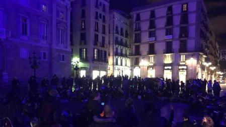 Desalojada la acampada de la Plaza Sant Jaume de Barcelona