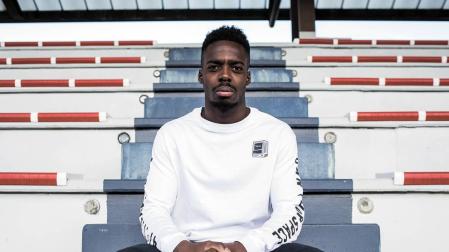 Iñaki Williams, de 25 años, mira a la cámara ayer al mediodía en las instalaciones de Lezama tras el entrenamiento con el Athletic.