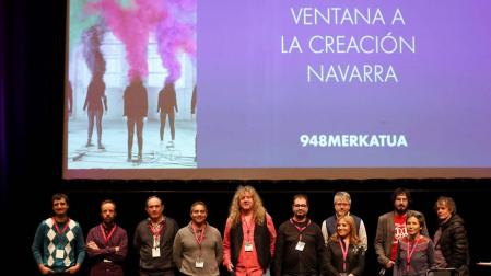 Los creadores y sus proyectos. De izquierda a derecha, los actores Angel García Moneo (¡Estas en Babia! de Producciones Maestras ) e Ion Iraizoz ('Catástrofe' de La Caja Flotante), Patxi Goñi Olóriz ('Héroes de Nadie' de Bastardix), Juanjo Bordes y Rudy Goroskieta ('Julian Gayarre. La voz del paraíso. El musical'), el cantautor Alberto Rodríguez Purroy ('Instantánea') y los músicos Pedro Planillo ('El sexto Sentido') y Javier López Jaso ('Hutsun Txalaparta-J.E.L. Trio). Delante, de izquierda a derecha, Lola Rodríguez ('El Sexto Sentido) y la artista plástica contemporánea Mari Jose Recalde ('Un mar de fueguitos').