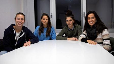 De izda. a dcha., Leyre Fernández, Lorena Herrera, Josune Urdániz y Lidia Alén, futbolistas de Osasuna, en uno de los despachos de Tajonar.