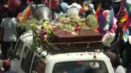 Nuevos enfrentamientos entre ejército y manifestantes durante un funeral en Bolivia