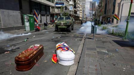 Bolivia suma a su crisis la triste imagen de ataúdes entre gas lacrimógeno