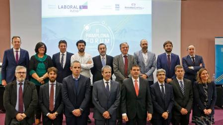 Arriba y de izda. a dcha.: Eduardo Elizalde (Laboral Kutxa), Pilar Irigoien (Sodena), Emilio Mendívil (Solartia), Javier Zardoya (Ayto de Pamplona), Carlos Beracierto (KREAN), José Donoso (Unión Española Fotovoltaica),  Xabier Barón (SIG), José Javier Ripa (UL), José Manuel Erro (director general de Diario de Navarra). Abajo y de izda. a dcha.: Tito Navarro (Navarra Capital), Diego Oliver (Enhol), Kepa Mendikute (Solaris Bus Ibérica), Javier Coloma (Ingeteam), Antonio González (REE), Mikel Sojo (Acciona Energía), Pello Bayona (Laboral Kutxa) y Alicia Nicolás (directora comerc ial de Diario de Navarra).