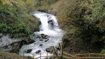 Imagen de la cascada de Ixkier, en el entorno acondicionado.