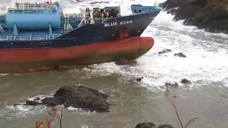 Un buque quimiquero de 129 metros de eslora encalla en la costa coruñesa de Ares