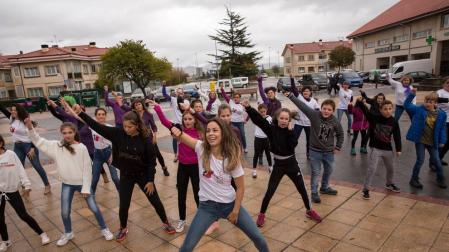Ante el machismo, Beriáin responde con baile intergenacional