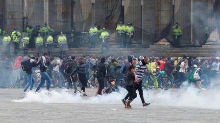 Bogotá vive una jornada de caos que termina con toque de queda y cacerolazos