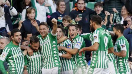 Los jugadores del Betis celebran el gol de la victoria ante el Valencia