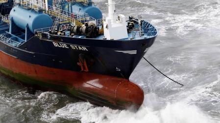 El mercante, de unos 128 metros de eslora, fue empujado por el fuerte viento reinante en la zona