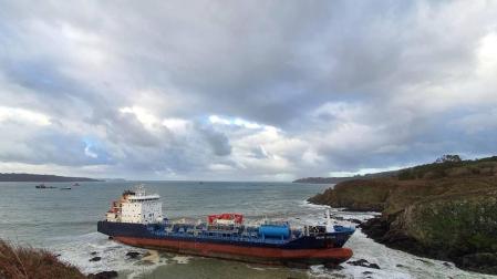 El mercante, de unos 128 metros de eslora, fue empujado por el fuerte viento reinante en la zona
