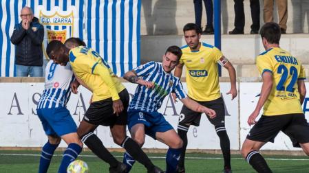 El Izarra perdió a pesar de jugar con uno más desde el minuto 25